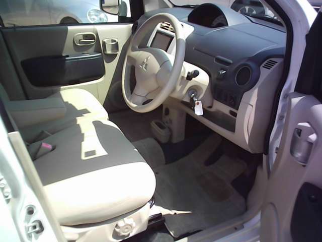 足元スペースが運転しやすいように確保されておりゆったりと運転が行えます