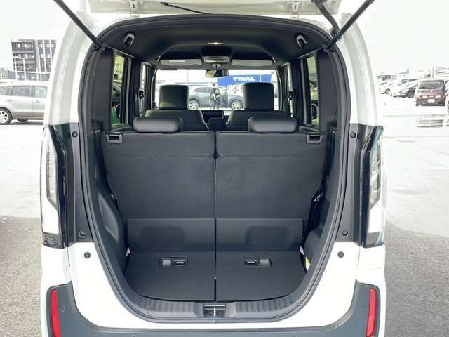 【トランク】積み込みやすくて、たっぷり積める荷室です。シートアレンジできるものは、乗車人数と荷物の量や大きさによってシートを動かすことができるので、より快適なドライブが可能です！