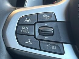 ●レーダークルーズコントロール：前の車との車間距離を一定にとりつつ、一定速度で自動走行してくれる次世代のクルーズコントロール！主に高速道路や自動車専用道路で使用する便利な機能です！