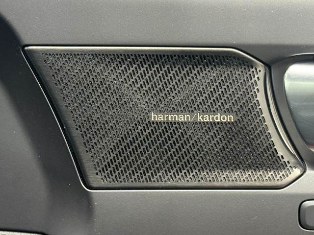 【Harman Kardon（ハーマンカードン）】オプションの高音質スピーカーを搭載しております。専用チューニングにより、クリアで臨場感あふれるサウンドを実現しワンランク上の空間をお楽しみください。