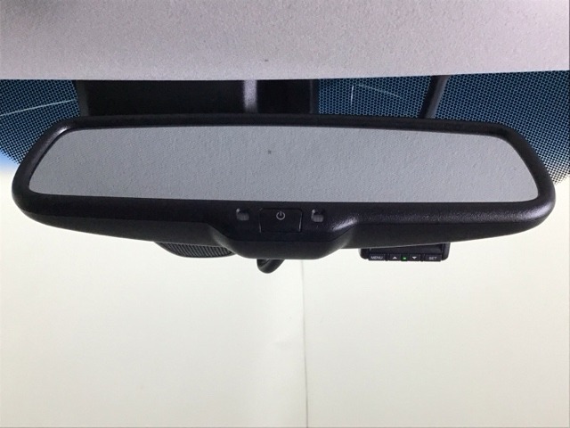 自動防眩ルームミラーが装備されています、トンネルや夜間走行時に後方車両から眩しい光を感知すると自動的にグリーンスモークミラーに切り替わり眩しさを和らげてくれます