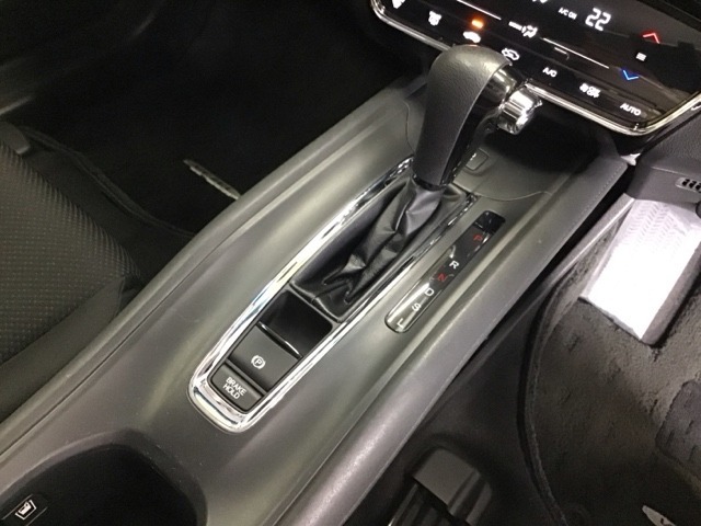 発進時から滑らかに加速する無段階変速のCVTはストップ/ゴーの多い街の中も快適です
