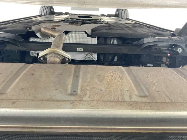 中古車だと気になる足廻り＆下廻り・・・ご覧の通り状態良好◎沿岸部や降雪地にお住まいのお客様もご安心ください。