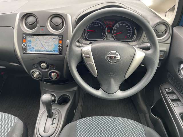 こちらはハンドルの写真です。中古車なので、若干の使用感はありますが、破損、不具合等はありません。弊社はユーザー様から買取した車両を、一台一台チェックして問題のない車両を掲載しております。ご安心ください
