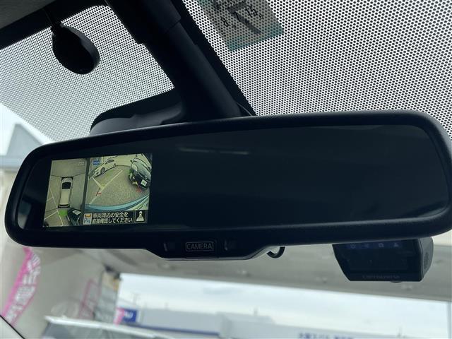こちらバックミラーの写真になります。割れ等ありませんので、ご安心ください。中古車になりますと、ミラーは結構くすんで汚れていることが多いですが、くまなく清掃しておりますので、ご検討はお早めに！