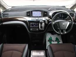 すっきりとしたエルグランドらしいデザインのダッシュ回り！フロントビューの視認性もよく運転しやすいと思います★