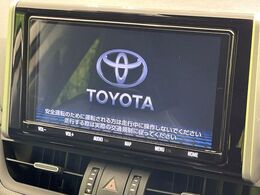【純正9型ナビ】人気の純正ナビを装備しております。ナビの使いやすさはもちろん、オーディオ機能も充実！キャンプや旅行はもちろん、通勤や買い物など普段のドライブも楽しくなるはず♪