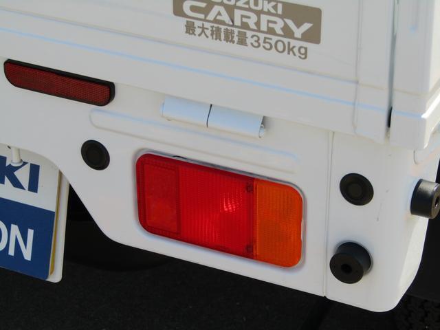 リヤバンパーに取り付けられたセンサーが、車の後方にある障害物を感知します。障害物が近づくと、音で警告を出して運転者に注意を促します。