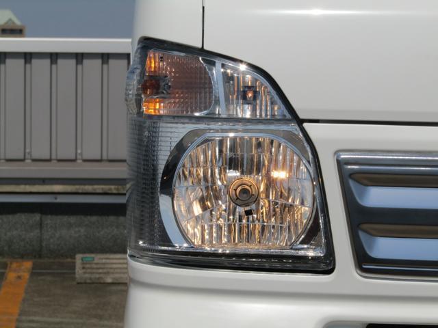 ハロゲンヘッドライト：黄色みがかった柔らかな光が特徴です。対向車や歩行者に対して眩しさを抑える効果があります。また、光の反射が抑えられるので雨などの悪天候時の視認性確保にも役立ちます。