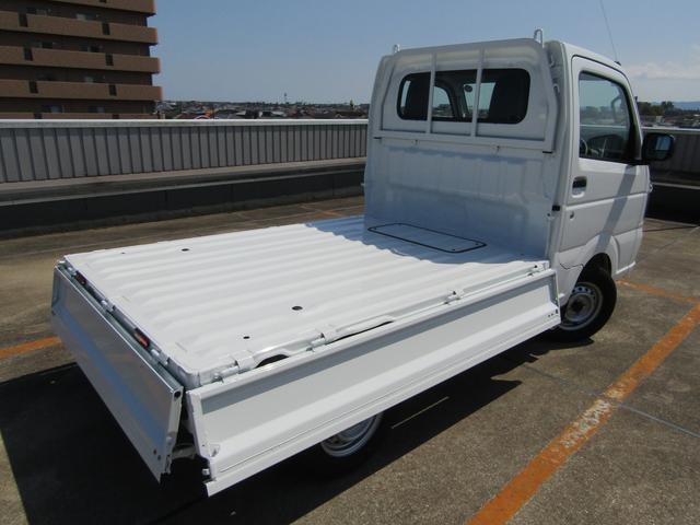 荷台のは、三方開きで、　後部、左右、3方向が開く構造です。荷物の積み込みや積み下ろしが非常に便利で効率的になります。