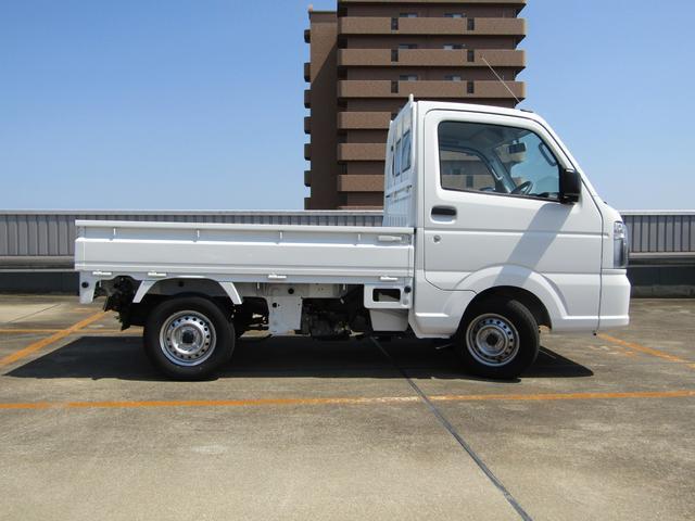 車内は機能的でシンプルな作りが特徴です。ドライバーが使いやすいように設計されています。