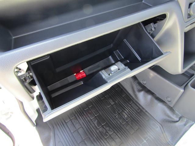 グローブボックス：車検証などの収納に。