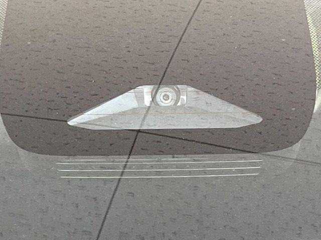 【トヨタセーフティセンス】走行中に前方の車両等を認識し、衝突しそうな時は警報とブレーキで衝突回避と被害軽減をアシスト。より安全にドライブをお楽しみいただけます。