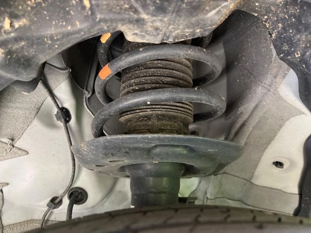 お車を安心してお乗りいただく為には、足回りの定期点検が欠かせません。サービスサポート（有償保証）では無料点検もご提供しており、安心のカーライフをお過ごしいただけるサポート体制が整っています。