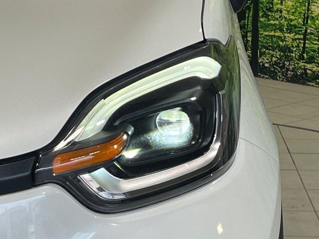【LEDヘッドライト】悪天候や夜間走行時も良好な視界を確保し安心して運転できる高輝度LEDヘッドライトを装備！点灯速度が早く、消費電力も抑えられています。