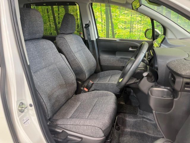運転席シート廻りは使用感も少なく、良好な状態となっています。丁寧に使われていたことがよくわかりますね。