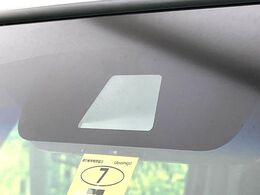 【ホンダセンシング】走行中に前方の車両等を認識し、衝突しそうな時は警報とブレーキで衝突回避と被害軽減をアシスト。より安全にドライブをお楽しみいただけます。
