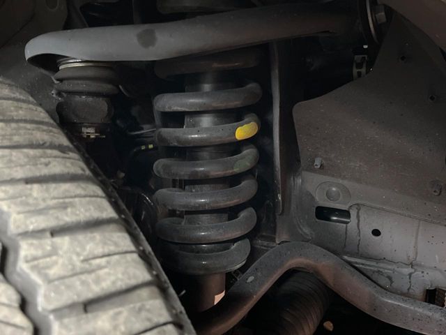 お車を安心してお乗りいただく為には、足回りの定期点検が欠かせません。サービスサポート（有償保証）では無料点検もご提供しており、安心のカーライフをお過ごしいただけるサポート体制が整っています。