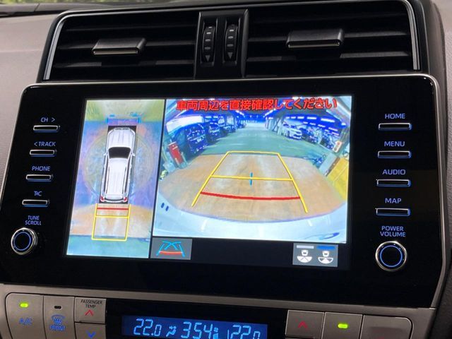 【マルチテレインモニター】車のフロントやサイドのカメラ画像を同時にモニター表示することで、悪路や狭い道を走行時でも周囲の状況確認ができ安心！本格SUVにうれしい装備です♪