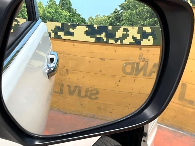 【ブラインドスポットモニター】走行中、ドアミラーの死角になりやすい箇所に後続車が接近するとサイドミラーのレンズに警告を表示！ドライバーに注意喚起をしてくれます。