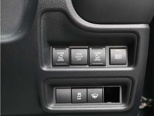 運転席からも操作可能なパワースライドドア！挟み込み防止もあり小さなお子様にも安心★隣のお車を気にすることなく開閉可能なのもうれしいところですね！