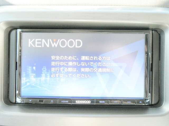 メモリーナビを搭載しております。走り慣れない道でもナビが案内してくれるので、仕事や旅行といった遠出の機会にも強い味方になってくれますよ！