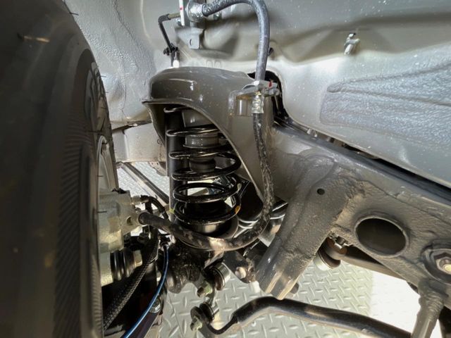 お車を安心してお乗りいただく為には、足回りの定期点検が欠かせません。サービスサポート（有償保証）では無料点検もご提供しており、安心のカーライフをお過ごしいただけるサポート体制が整っています。