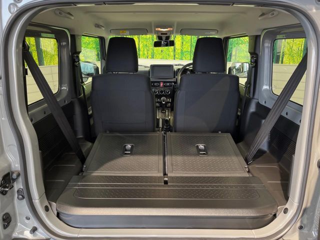 普段のお買い物や通勤、送迎等に十分な荷室スペースを確保しております。セカンドシートを倒すと、大きな荷物の積載も可能です♪