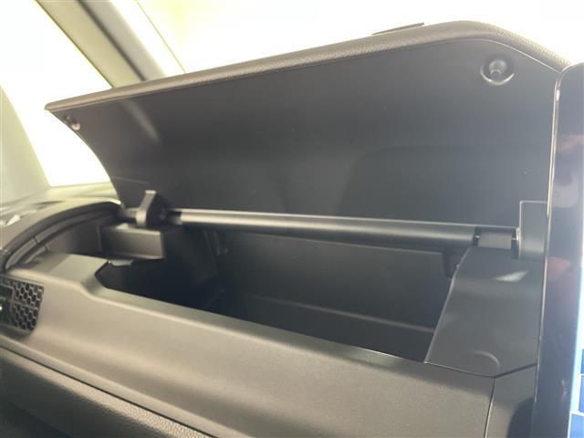 【グローブボックス】車検証ケースや、日頃使う小物類の収納に便利ですね！