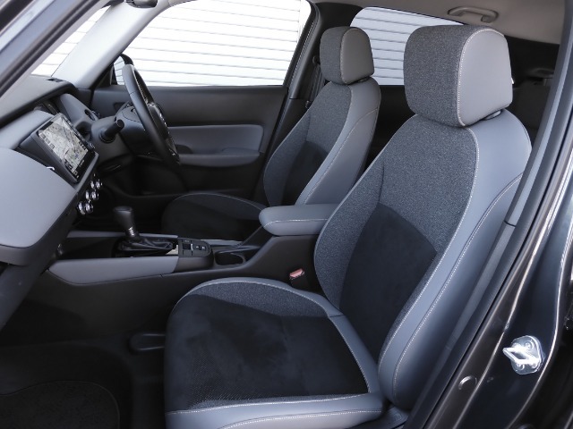 ホールド感のあるフロントシート。しっかりと支えてくれるので長時間の運転を快適にサポート！