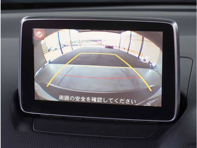 【バックカメラ】駐車が苦手な方でも安心してお乗りいただけます。リバース連動で画面が切り替わるのでとっても便利です。今や後方確認の必須アイテムですよね。