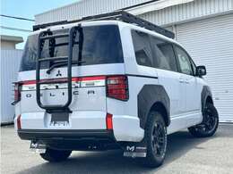 ルーフラック、リヤラダー、マッドフラップ付♪リヤエンブレムもマットブラック。