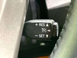 【クルーズコントロール】高速道路もラクラク走行。アクセルを離しても一定速度で走行ができ、長距離運転時の負担を軽減！加速・減速も簡単なスイッチ操作で調整できます。