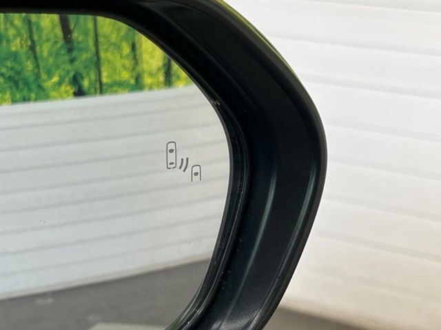 【ブラインドスポットモニター】走行中、ドアミラーの死角になりやすい箇所に後続車が接近するとサイドミラーのレンズに警告を表示！ドライバーに注意喚起をしてくれます。