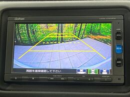 【バックカメラ】駐車時に後方がリアルタイム映像で確認できます。大型商業施設や立体駐車場での駐車時や、夜間のバック時に大活躍！運転スキルに関わらず、今や必須となった装備のひとつです！