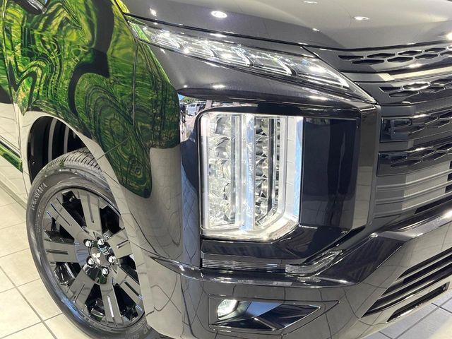 【LEDヘッドライト】悪天候や夜間走行時も良好な視界を確保し安心して運転できる高輝度LEDヘッドライトを装備！点灯速度が早く、消費電力も抑えられています。