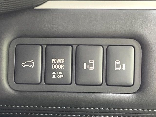 【両側パワースライドドア】スマートキーや運転席のスイッチで後席両側スライドドアの開閉が可能♪電動だから力を入れてドアを開ける必要が無く、小さなお子様でも簡単に開け閉めでき快適です♪