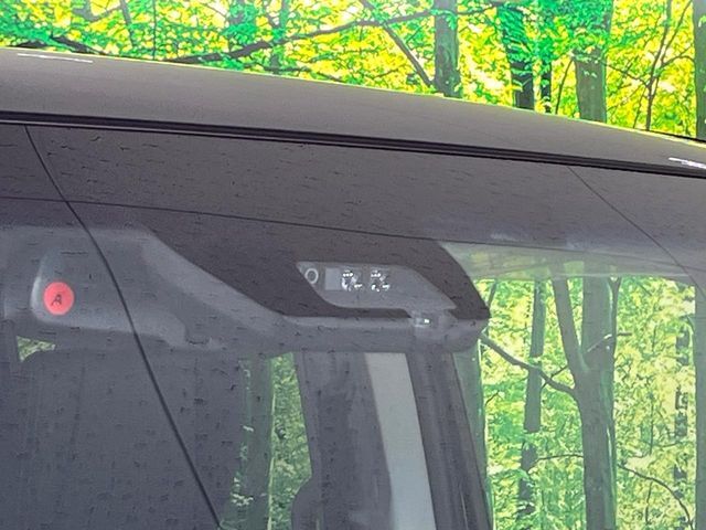 【三菱e-Assist】走行中に前方の車両等を認識し、衝突しそうな時は警報とブレーキで衝突回避と被害軽減をアシスト。より安全にドライブをお楽しみいただけます。