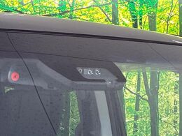 【三菱e-Assist】走行中に前方の車両等を認識し、衝突しそうな時は警報とブレーキで衝突回避と被害軽減をアシスト。より安全にドライブをお楽しみいただけます。
