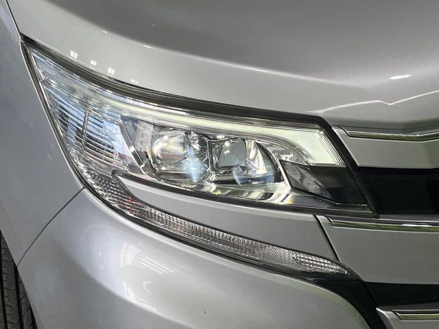 【LEDヘッドライト】悪天候や夜間走行時も良好な視界を確保し安心して運転できる高輝度LEDヘッドライトを装備！点灯速度が早く、消費電力も抑えられています。