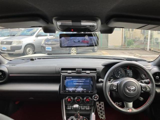 WECARSでは各商談席に大型モニターをご用意しております！見やすい大画面でゆったりと全国の在庫をご覧いただけます！是非ご来店お待ちしております！