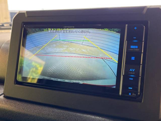 【バックカメラ】駐車時に後方がリアルタイム映像で確認できます。大型商業施設や立体駐車場での駐車時や、夜間のバック時に大活躍！運転スキルに関わらず、今や必須となった装備のひとつです！