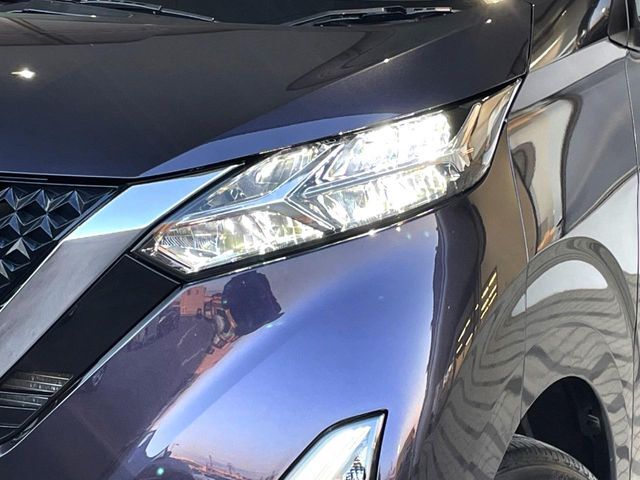 【LEDヘッドライト】悪天候や夜間走行時も良好な視界を確保し安心して運転できる高輝度LEDヘッドライトを装備！点灯速度が早く、消費電力も抑えられています。