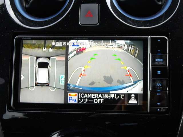 車両を上から見ているようなアラウンドビューモニターの映像をナビゲーション画面に映し出してくれるので、小さなお子様や障害物を確認できます。運転のしやすさはもちろん、事故防止にも役立ちます！