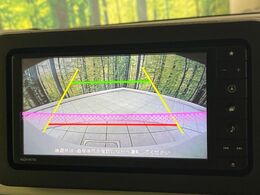 【バックカメラ】駐車時に後方がリアルタイム映像で確認できます。大型商業施設や立体駐車場での駐車時や、夜間のバック時に大活躍！運転スキルに関わらず、今や必須となった装備のひとつです！