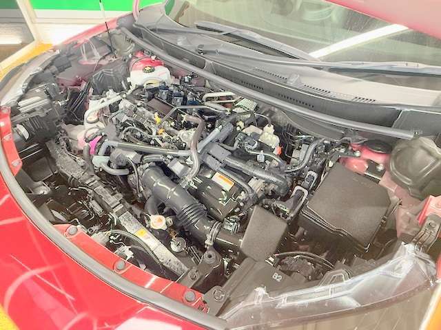 エンジンルームの状態もキレイで機関も良好です！当社では仕入時に90ヵ所以上の点検項目の確認や試乗も実施してます！問題のない車両を店頭にて販売しております！
