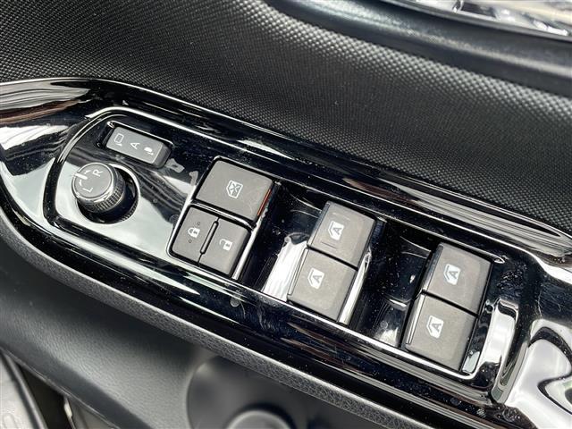 もしも事故に巻き込まれた時に目撃者がいなかったら…危険なあおり運転に遭遇したら...そんな時の役に立つドライブレコーダーも取り扱っております！※別途有料です。