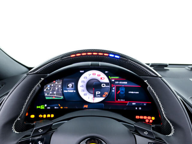 F1よりフィードバックされたテクノロジーです。LEDの点灯により、ご自身で最適なシフトタイミングを計ることが可能です。サーキット走行時等に視線をそらさずにシフトチェンジを行えます。