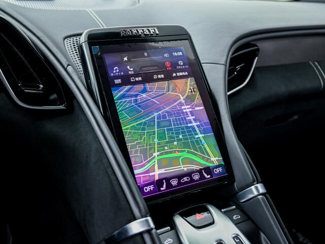 縦型の8.4インチセンターモニターが装備されており、他のモデルとは違ったレイアウトになっております。画面が大きく大変視認性が良いです。