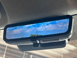 【デジタルインナーミラー】後席の大きな荷物や同乗者で後方が確認しづらい時でも安心！カメラが撮影した車両後方の映像をルームミラー内に表示。クリアな視界で状況の確認が可能です！